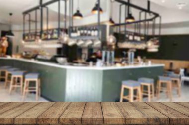 Ürün gösterisi için bir restoranda ahşap masa üstü.