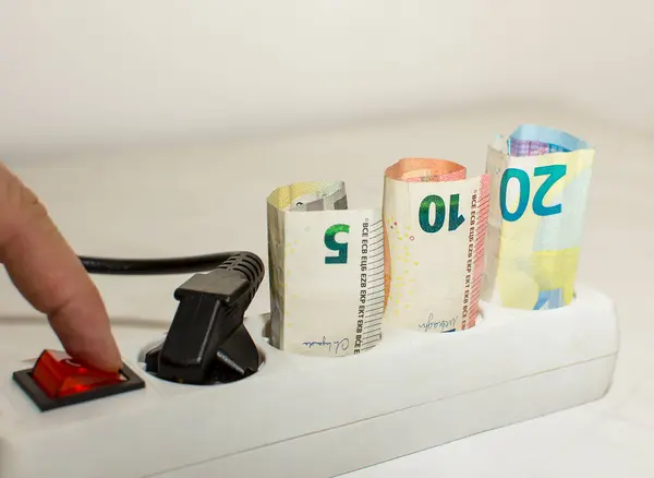 Elektrik tasarrufu ampulü takılı