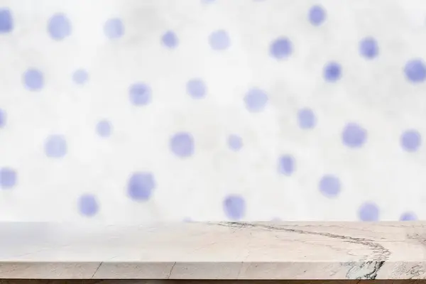 Renkli arkaplanı bulanık ürün ekranı için boş mermer tablo