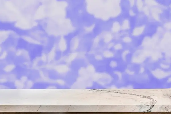 Renkli arkaplanı bulanık ürün ekranı için boş mermer tablo