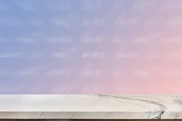 Renkli arkaplanı bulanık ürün ekranı için boş mermer tablo