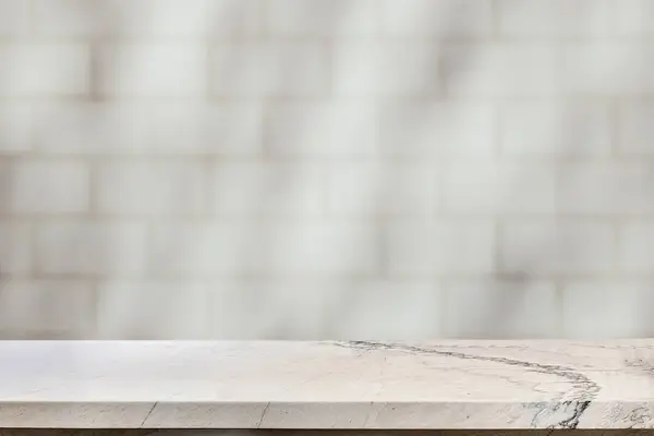 Renkli arkaplanı bulanık ürün ekranı için boş mermer tablo