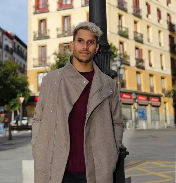 Gri ceketli ve kırmızı şapkalı genç manken.