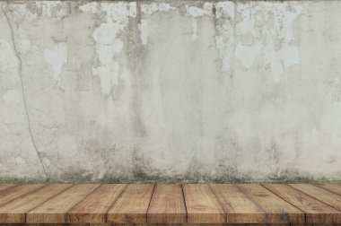 Ürün gösterimi için tuğla duvar zeminli ahşap masa üstü