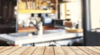 Ürün gösterimi için mutfak arka planı olan ahşap masa üstü