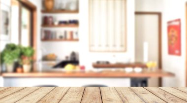 Ürün gösterimi için mutfak arka planı olan ahşap masa üstü