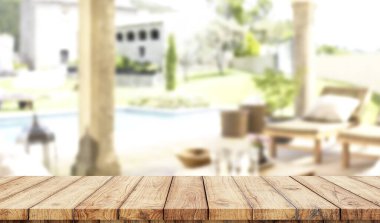 Ürün gösterimi için arka planı olan ahşap masa üstü 