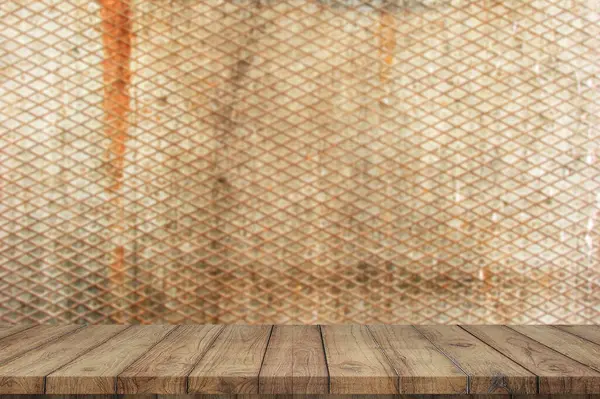 Ürün gösterimi için tuğla duvar zeminli ahşap masa üstü