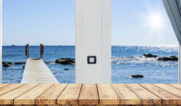 Ürün görüntüsü için bulanık arkaplanı olan boş tahta masa üstü