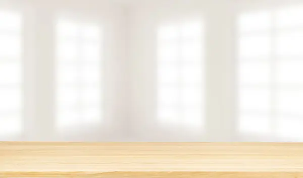 Ahşap zemini ve büyük beyaz beton duvarı olan modern boş bir oda.