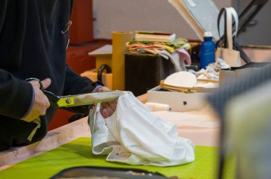 Giysileri onarmak, eski giysileri onarmak. Sürdürülebilir moda