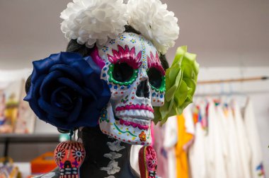  Erkek saat tamircisi tamir atölyesindeki kol saati takımlarını tamir ediyor.