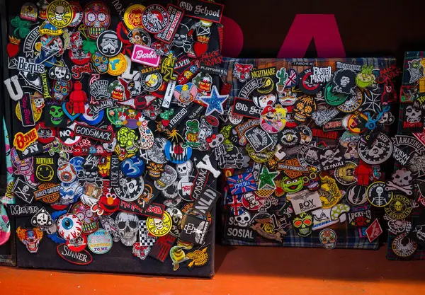 Madrid, İspanya. 21 Mart 2025. Bir dükkanda dekorasyon için müzik rozetleri