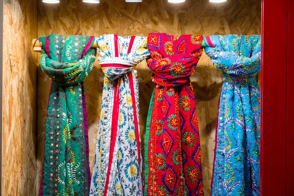  Erkek saat tamircisi tamir atölyesindeki kol saati takımlarını tamir ediyor.