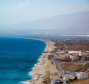İspanya 'daki Cabo de Gata Sahili' nin havadan görünüşü, popüler bir yaz turizm beldesi.
