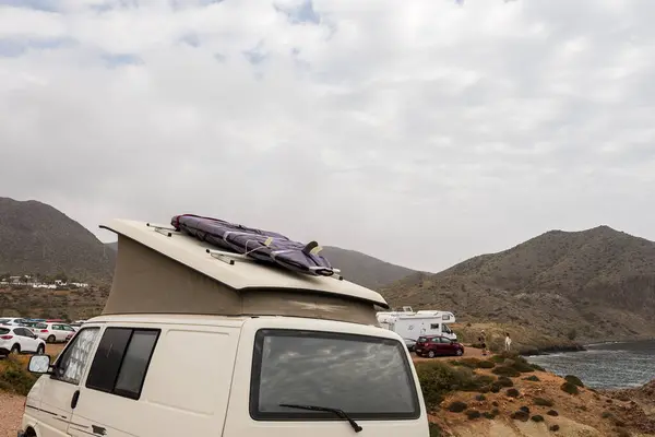 İspanya sahiline park etmiş bir kampçı.