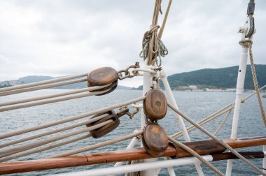 Halatlı bir geminin görüntüsünü kapat