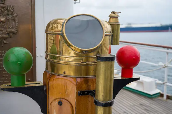 Halatlı bir geminin görüntüsünü kapat