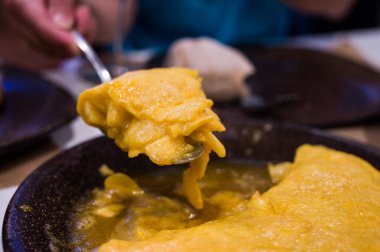 Lokantada kapakla servis edilecek sulu yumurtalı Betanzos omleti.