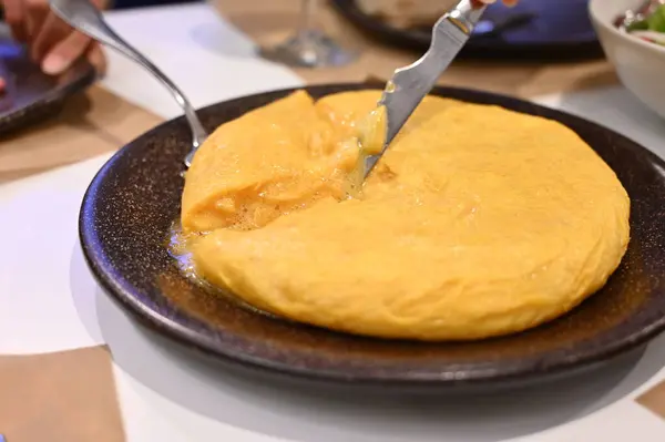 Lokantada kapakla servis edilecek sulu yumurtalı Betanzos omleti.