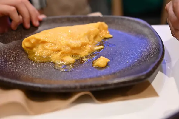 Lokantada kapakla servis edilecek sulu yumurtalı Betanzos omleti.