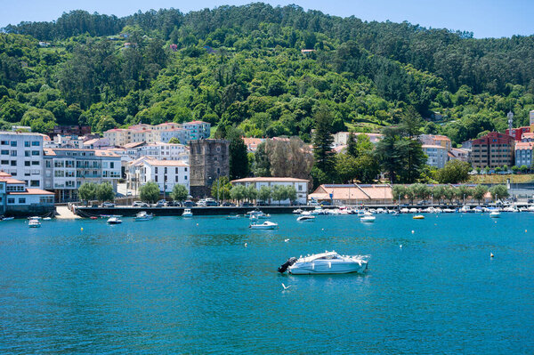 Мбаппе вид лодок на море в Галисии, Испания, Понтедеуме