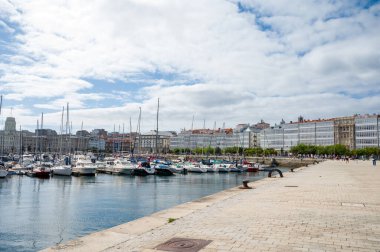 A Coruna şehrinin panoramik manzarası. İspanya 'nın kuzeybatısında büyük bir şehir, bir tatil köyü ve liman. Galiçya, İspanya
