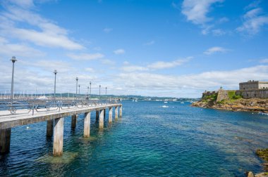 A Coruna şehrinin panoramik manzarası. İspanya 'nın kuzeybatısında büyük bir şehir, bir tatil köyü ve liman. Galiçya, İspanya