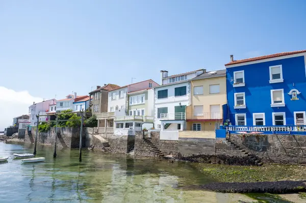 Tekneleri ve plajı olan küçük bir balıkçı köyü. Redes, Galiçya, İspanya.