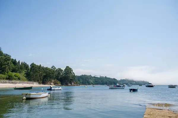 Tekneleri ve plajı olan küçük bir balıkçı köyü. Redes, Galiçya, İspanya.