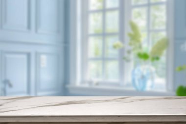 Banyo arkaplanı bulanık, boş mermer bir masa. ürün gösterimi için