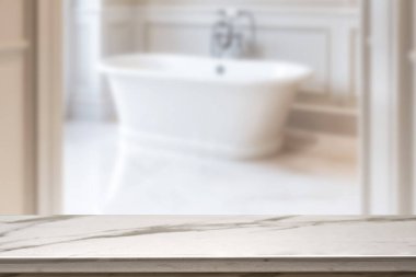 Banyo arkaplanı bulanık, boş mermer bir masa. ürün gösterimi için