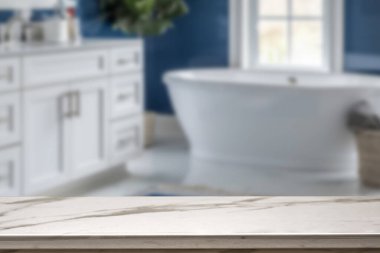Banyo arkaplanı bulanık, boş mermer bir masa. ürün gösterimi için