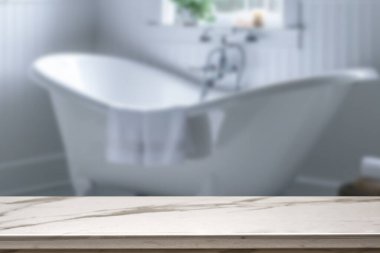 Banyo arkaplanı bulanık, boş mermer bir masa. ürün gösterimi için