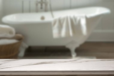 Banyo arkaplanı bulanık, boş mermer bir masa. ürün gösterimi için