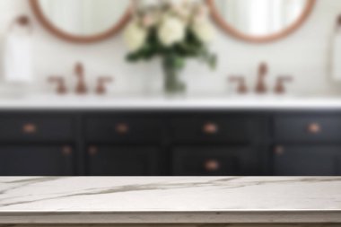 Banyo arkaplanı bulanık, boş mermer bir masa. ürün gösterimi için