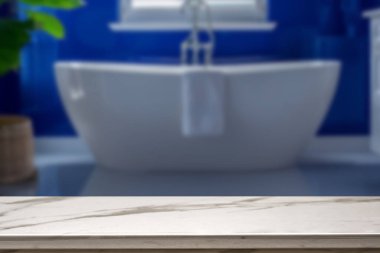 Banyo arkaplanı bulanık, boş mermer bir masa. ürün gösterimi için