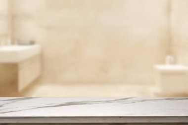 Banyo arkaplanı bulanık, boş mermer bir masa. ürün gösterimi için