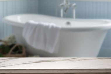 Banyo arkaplanı bulanık, boş mermer bir masa. ürün gösterimi için