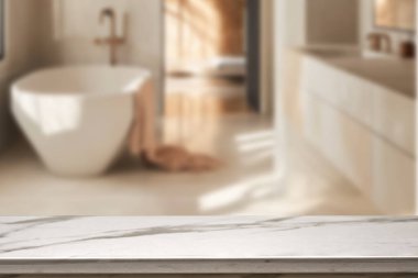 Banyo arkaplanı bulanık, boş mermer bir masa. ürün gösterimi için