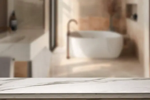 Banyo arkaplanı bulanık, boş mermer bir masa. ürün gösterimi için