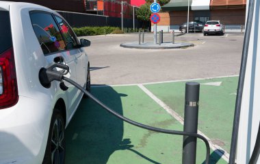 EV şarj istasyonunda elektrikli araba