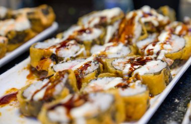 Yerel bir restoranda lezzetli suşi.