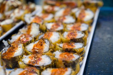 Yerel bir restoranda lezzetli suşi.