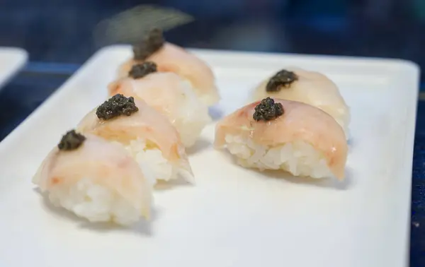 Yerel bir restoranda lezzetli suşi.