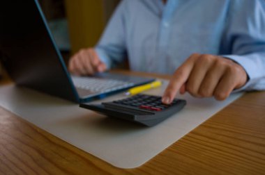 Bilgisayarın klavyesinde yazı yazan adam eli, ofiste dizüstü bilgisayar kullanan iş adamı veya öğrenci, çevrimiçi öğrenme, internet pazarlaması, evden çalışma, ofis iş yeri serbest kavramı