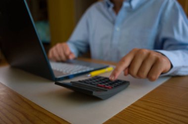 Bilgisayarın klavyesinde yazı yazan adam eli, ofiste dizüstü bilgisayar kullanan iş adamı veya öğrenci, çevrimiçi öğrenme, internet pazarlaması, evden çalışma, ofis iş yeri serbest kavramı