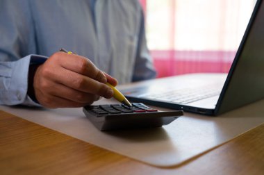 Bilgisayarın klavyesinde yazı yazan adam eli, ofiste dizüstü bilgisayar kullanan iş adamı veya öğrenci, çevrimiçi öğrenme, internet pazarlaması, evden çalışma, ofis iş yeri serbest kavramı