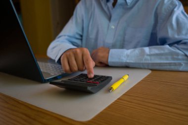 Bilgisayarın klavyesinde yazı yazan adam eli, ofiste dizüstü bilgisayar kullanan iş adamı veya öğrenci, çevrimiçi öğrenme, internet pazarlaması, evden çalışma, ofis iş yeri serbest kavramı