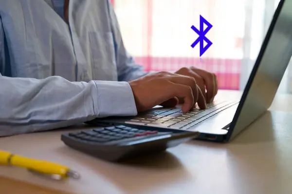 Bilgisayarın klavyesinde yazı yazan adam eli, ofiste dizüstü bilgisayar kullanan iş adamı veya öğrenci, çevrimiçi öğrenme, internet pazarlaması, evden çalışma, ofis iş yeri serbest kavramı